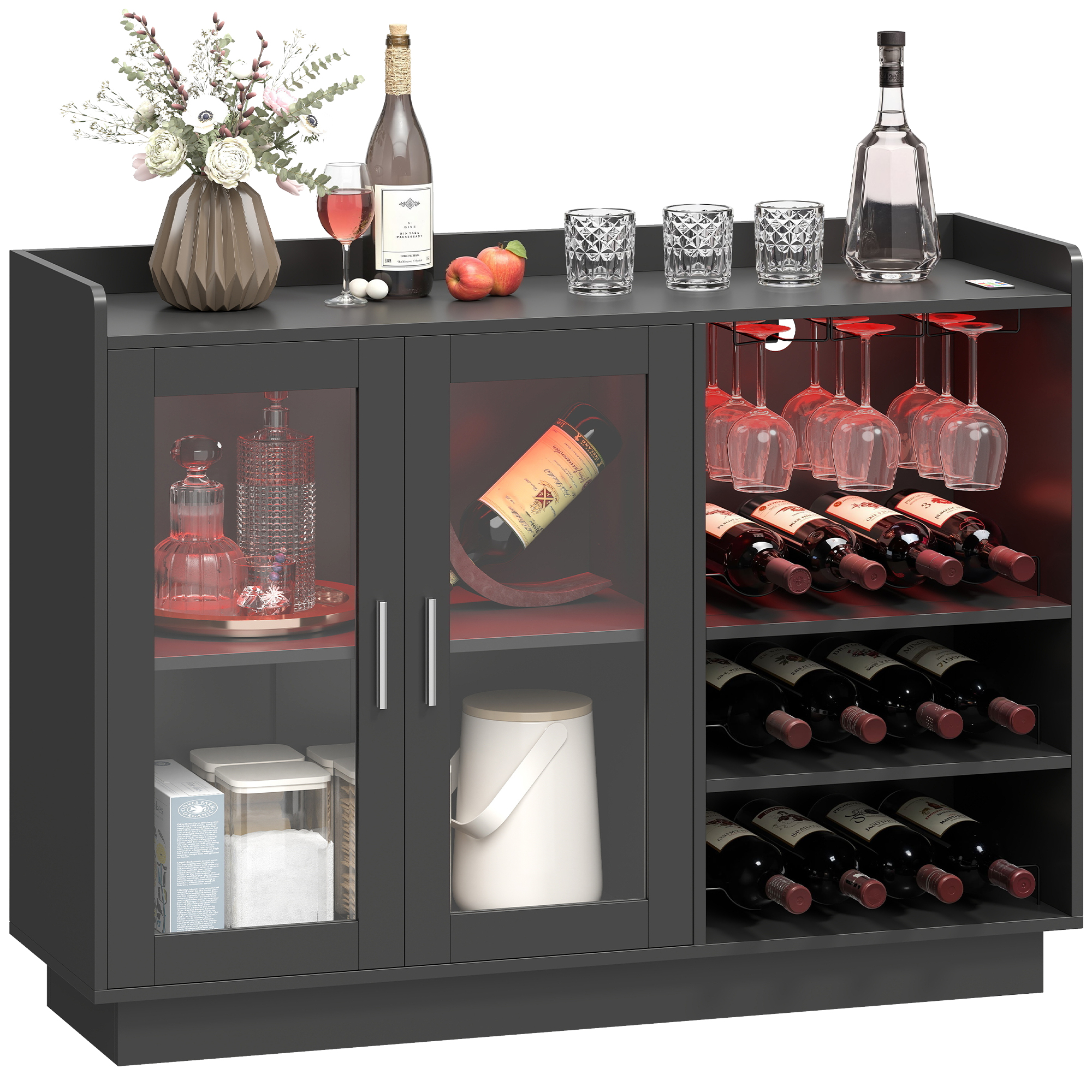 Una credenza bar scura con ante in vetro, fornita di vino, bicchieri e decorazioni.