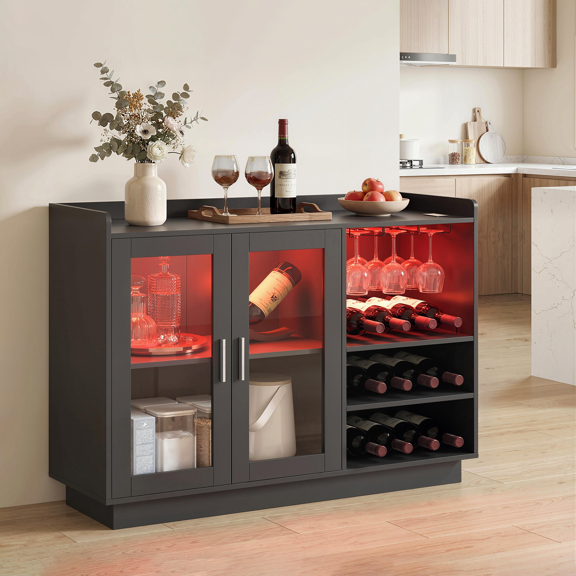 Credenza grigio scuro con ante in vetro, portabottiglie, bicchieri e bottiglie.