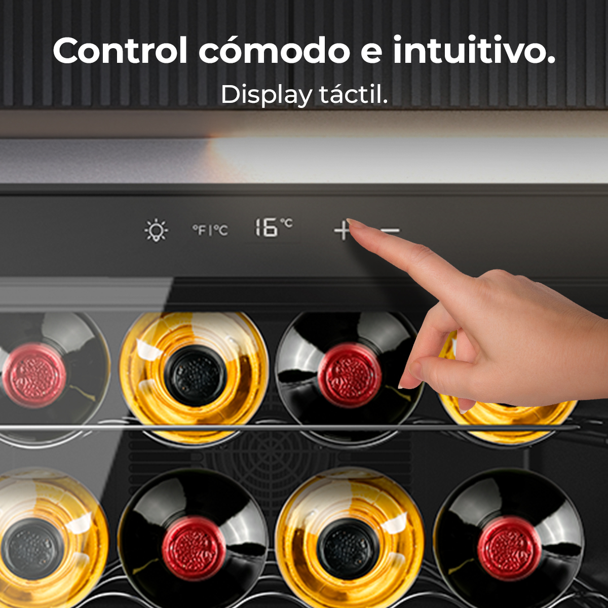 Una mano tocca il display di una cantinetta con bottiglie.