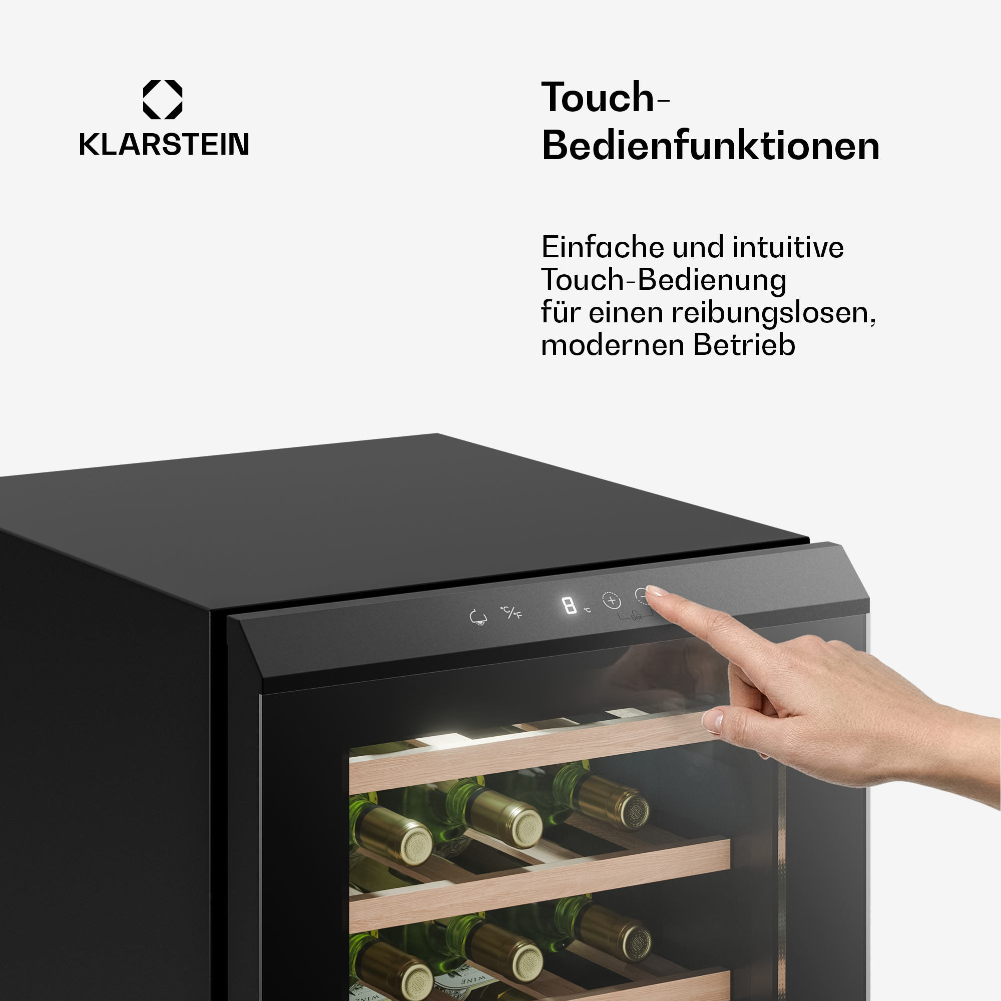 Una mano aziona il touchscreen di una cantinetta nera con bottiglie.