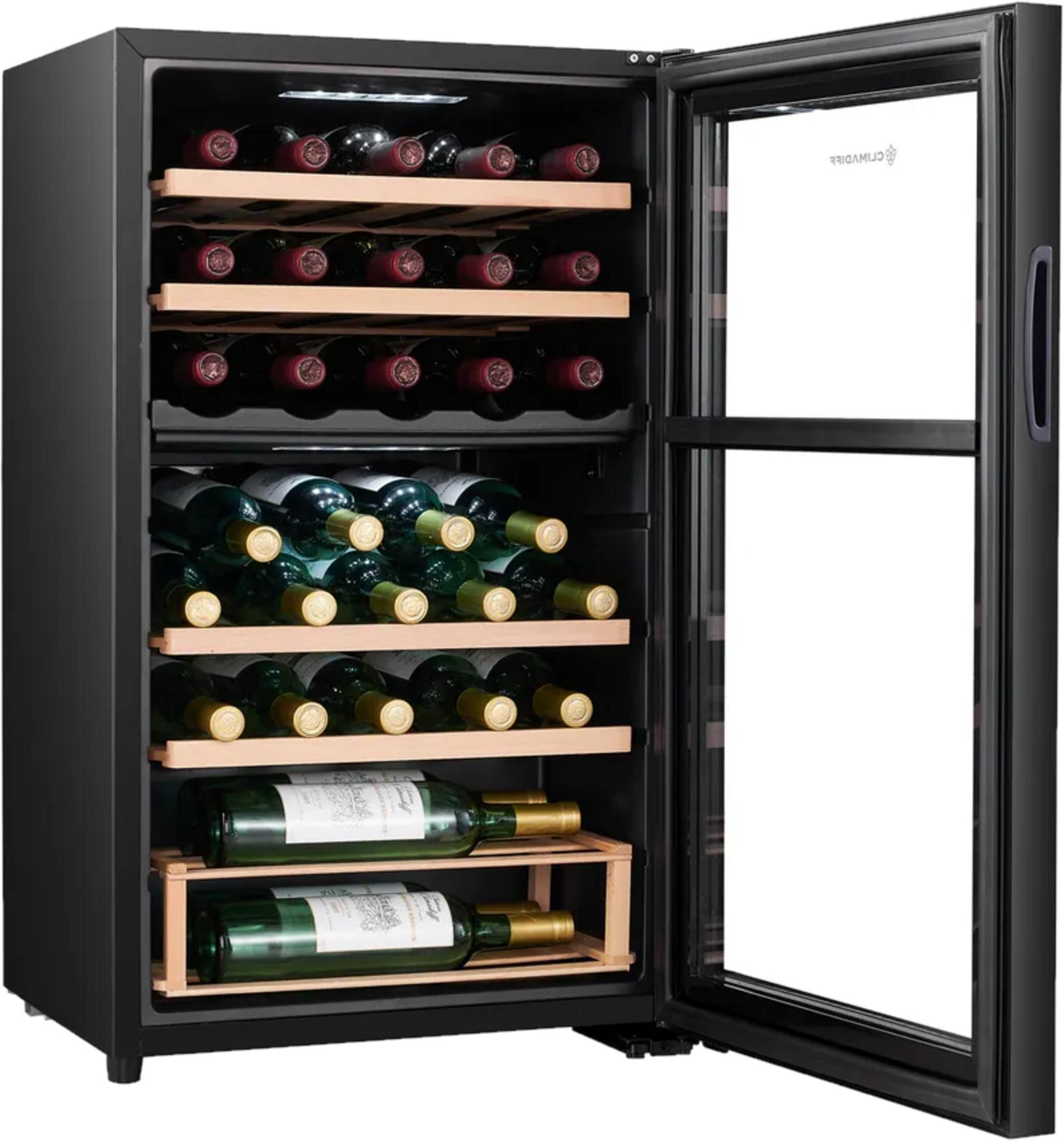 Schwarzer Weinkühlschrank mit offenen Türen, gefüllt mit roten und grünen Weinflaschen auf Holzregalen.