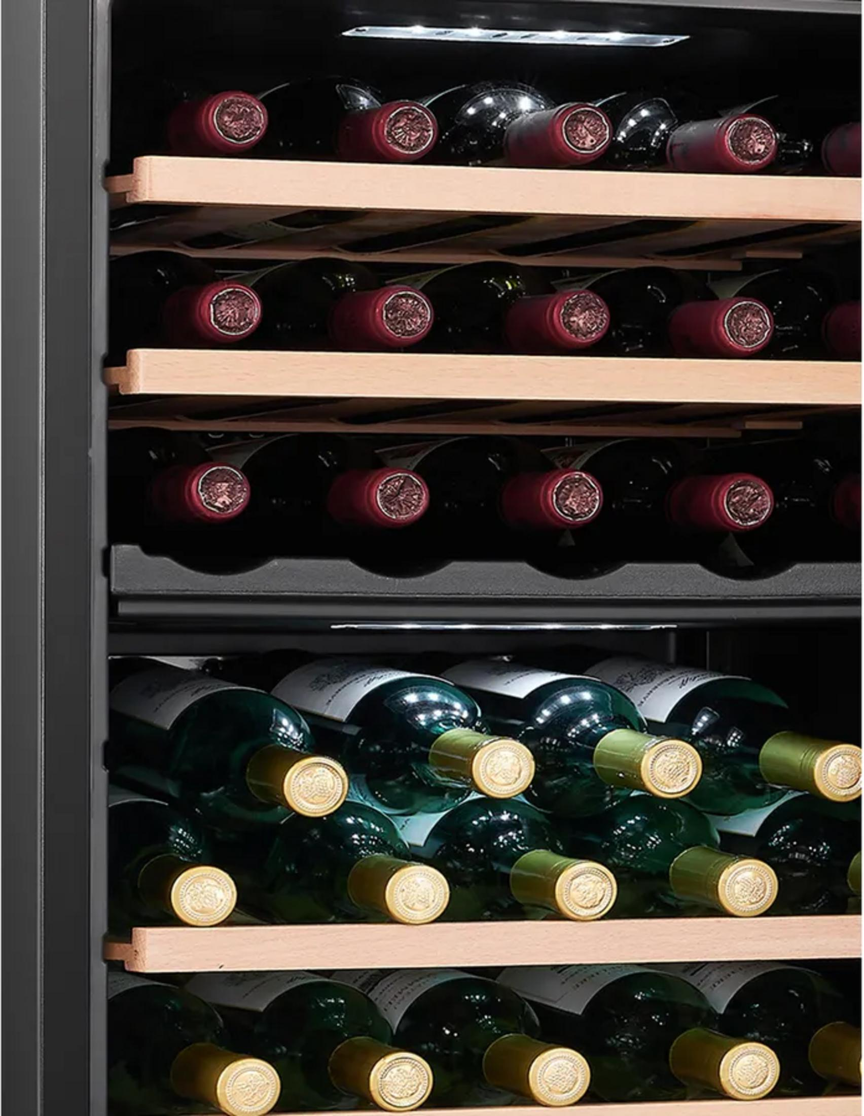 Weinkühlschrank mit Reihen von Rot- und Weißweinflaschen auf Holzregalen.