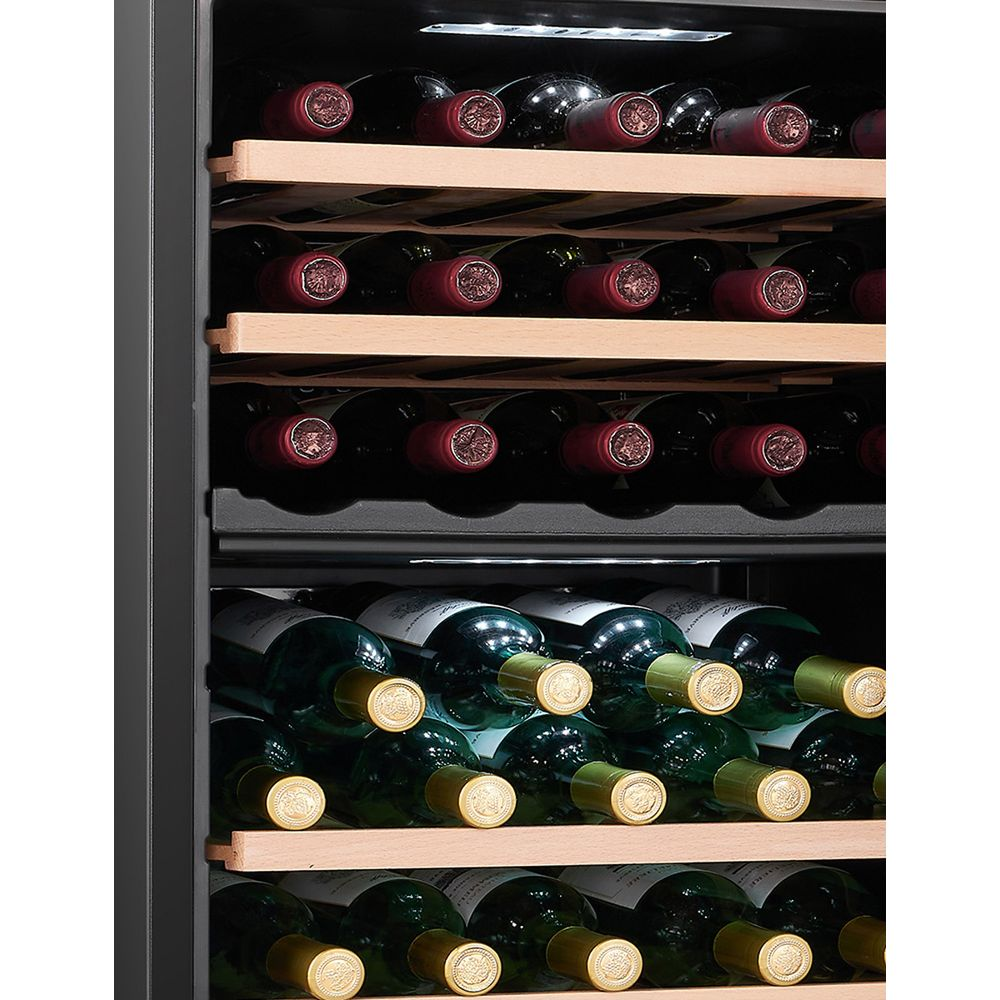Weinregal mit roten und grünen Flaschen auf Holzböden.
