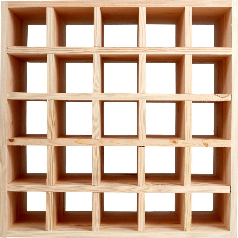 Una mensola in legno con molti piccoli scomparti, sfondo bianco.