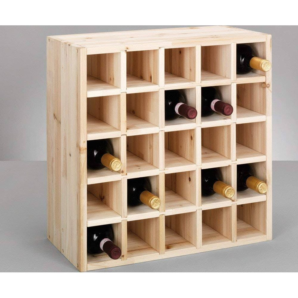 Una rastrelliera per vino in legno con 20 scomparti, contenente bottiglie di vino.