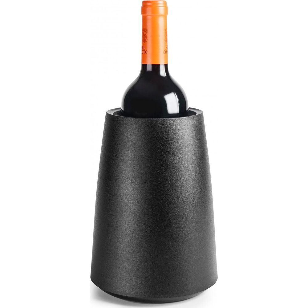 Una custodia nera per vino che tiene una bottiglia di vino con etichetta arancione.
