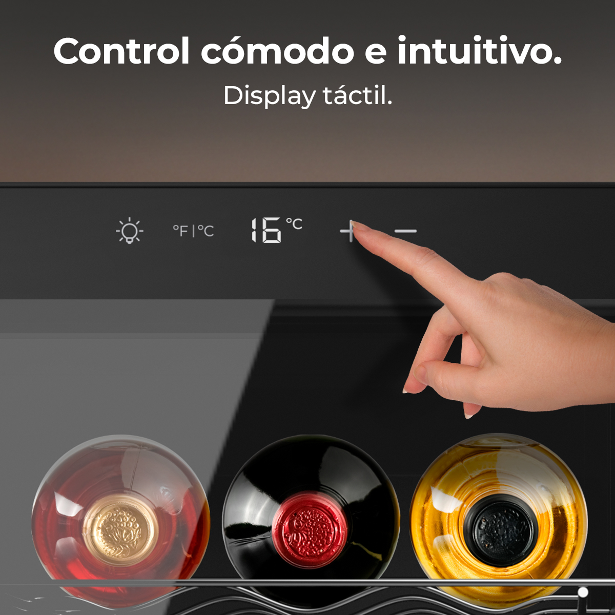 Un dito tocca il segno più su un display digitale sopra tre bottiglie di vino.