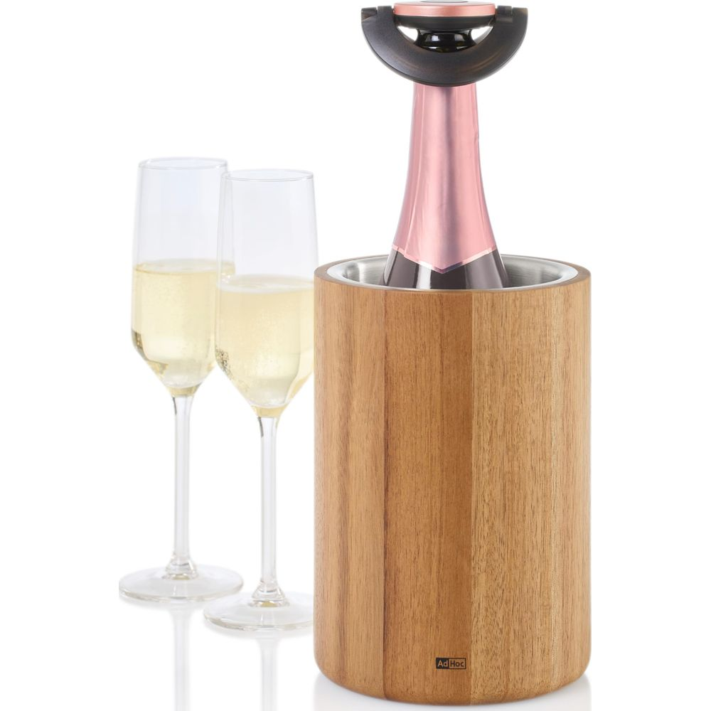 Bottiglia di champagne rosa in secchiello di legno con due bicchieri.
