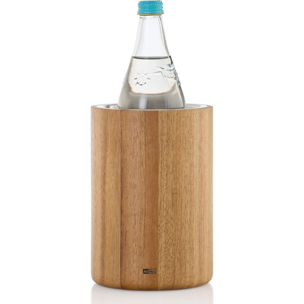 Una bottiglia di vetro con tappo blu è in un secchiello di legno.