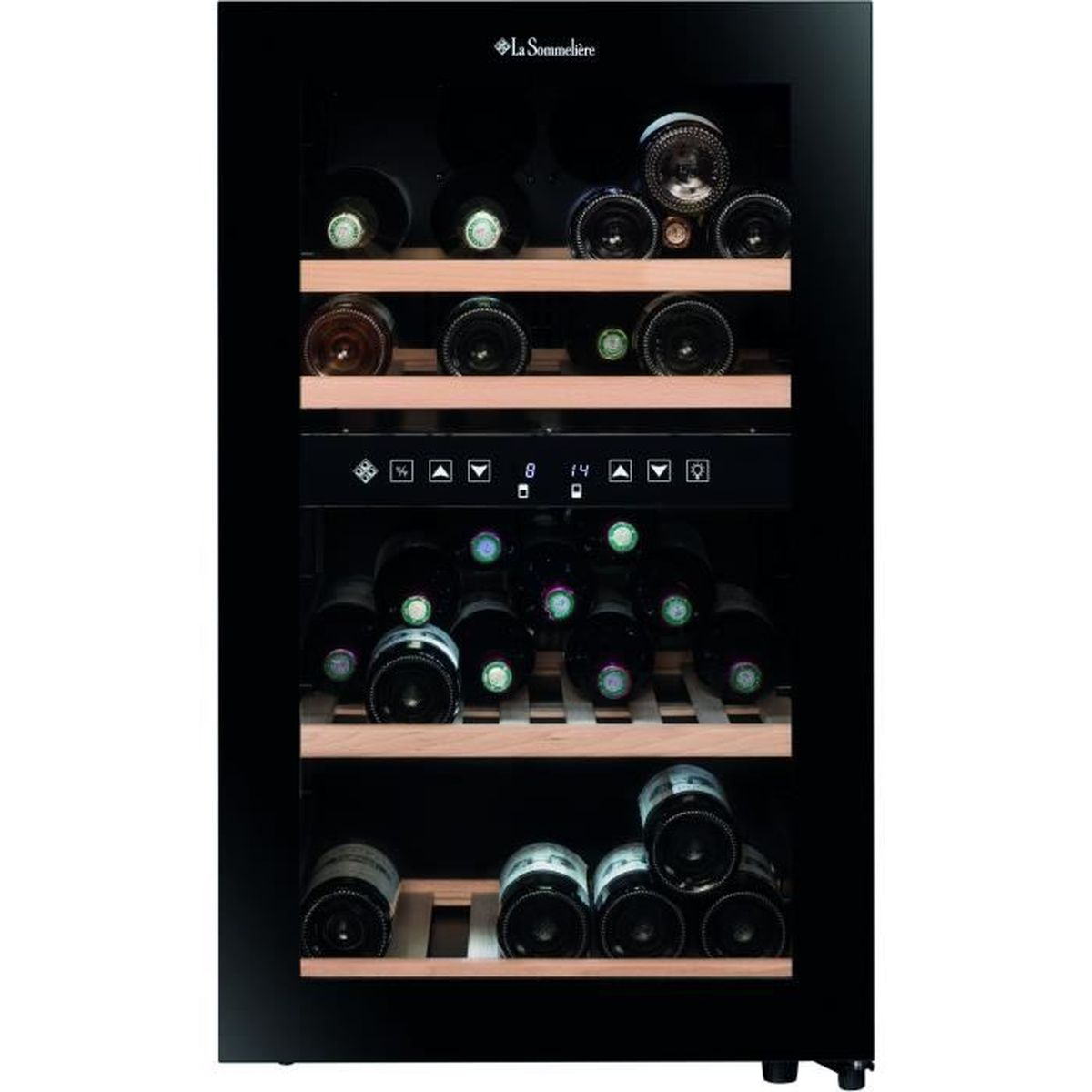 Una cantinetta nera con ripiani in legno che contengono diverse bottiglie di vino.