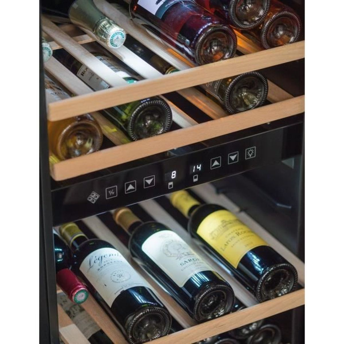 Una cantinetta con più ripiani riempiti con varie bottiglie di vino.