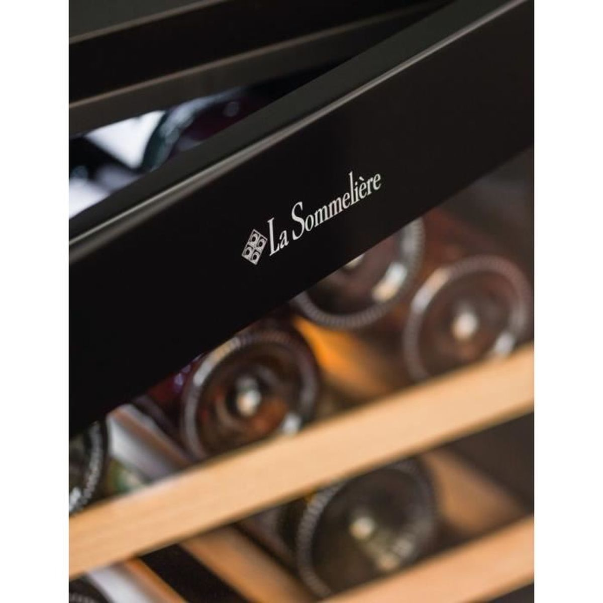 Cantinetta con più ripiani contenenti bottiglie, con logo La Sommelière.