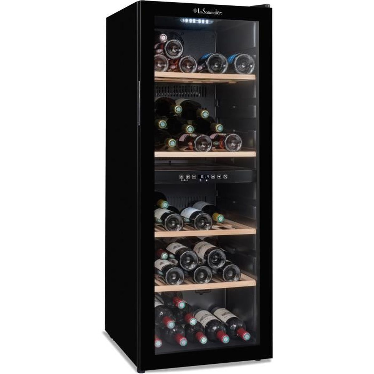 Cantinetta nera con ripiani in legno, piena di bottiglie di vino.