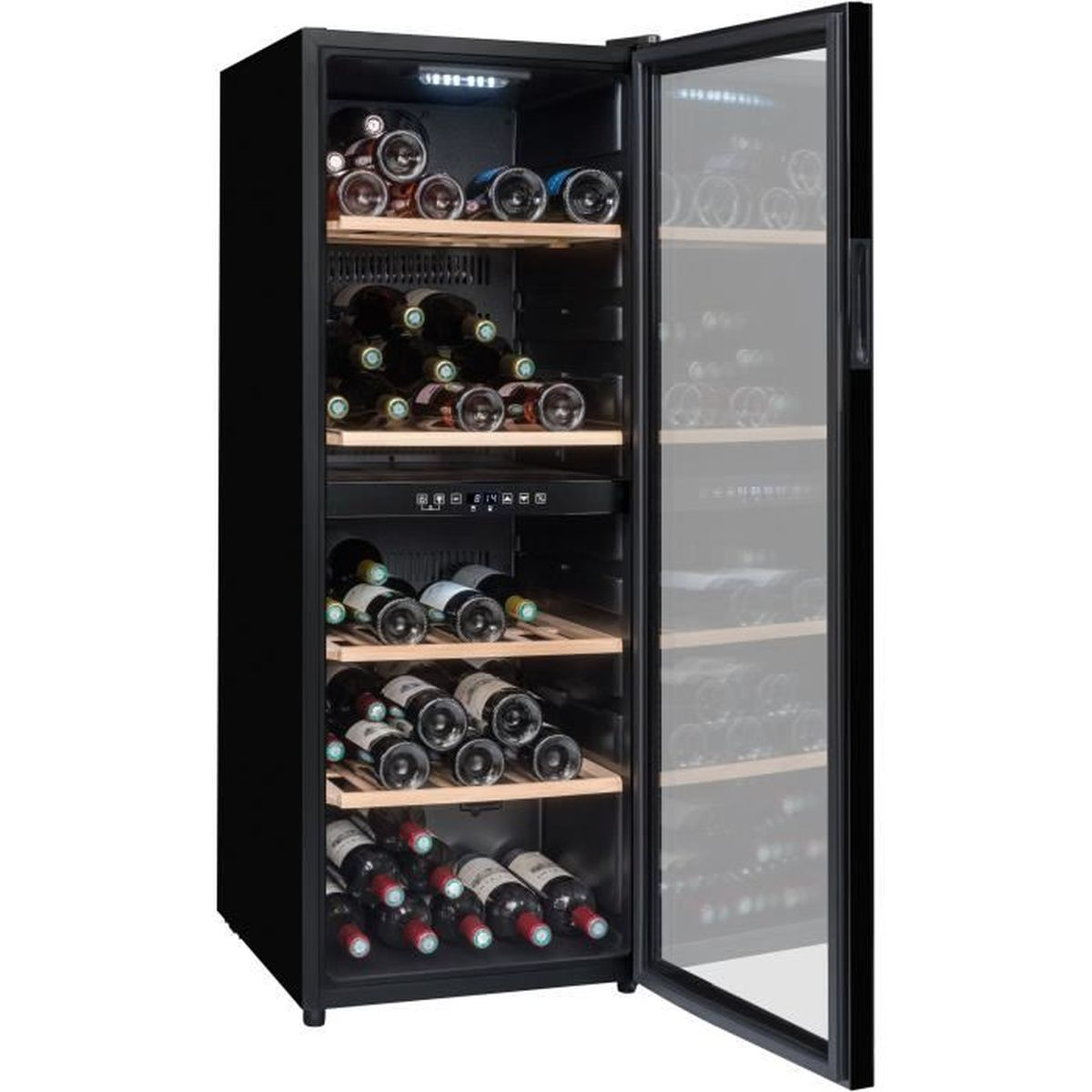 Una cantinetta vino nera con porta a vetro, piena di bottiglie di vino su ripiani in legno.
