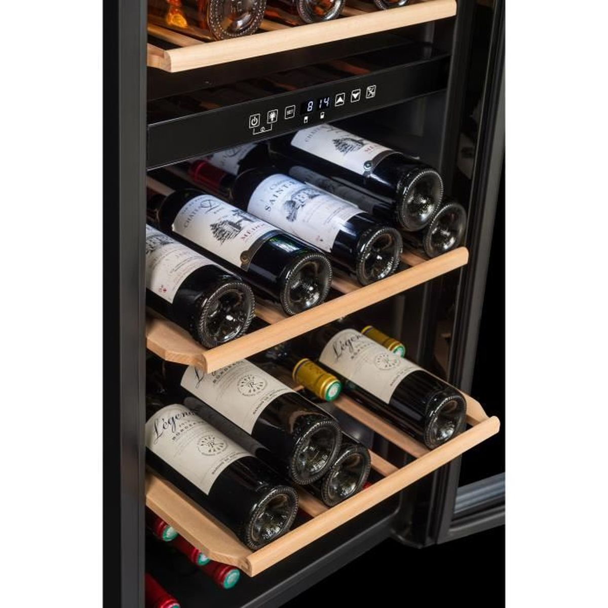 Una cantinetta con più ripiani pieni di bottiglie di vino. Le bottiglie sono disposte su ripiani in legno.