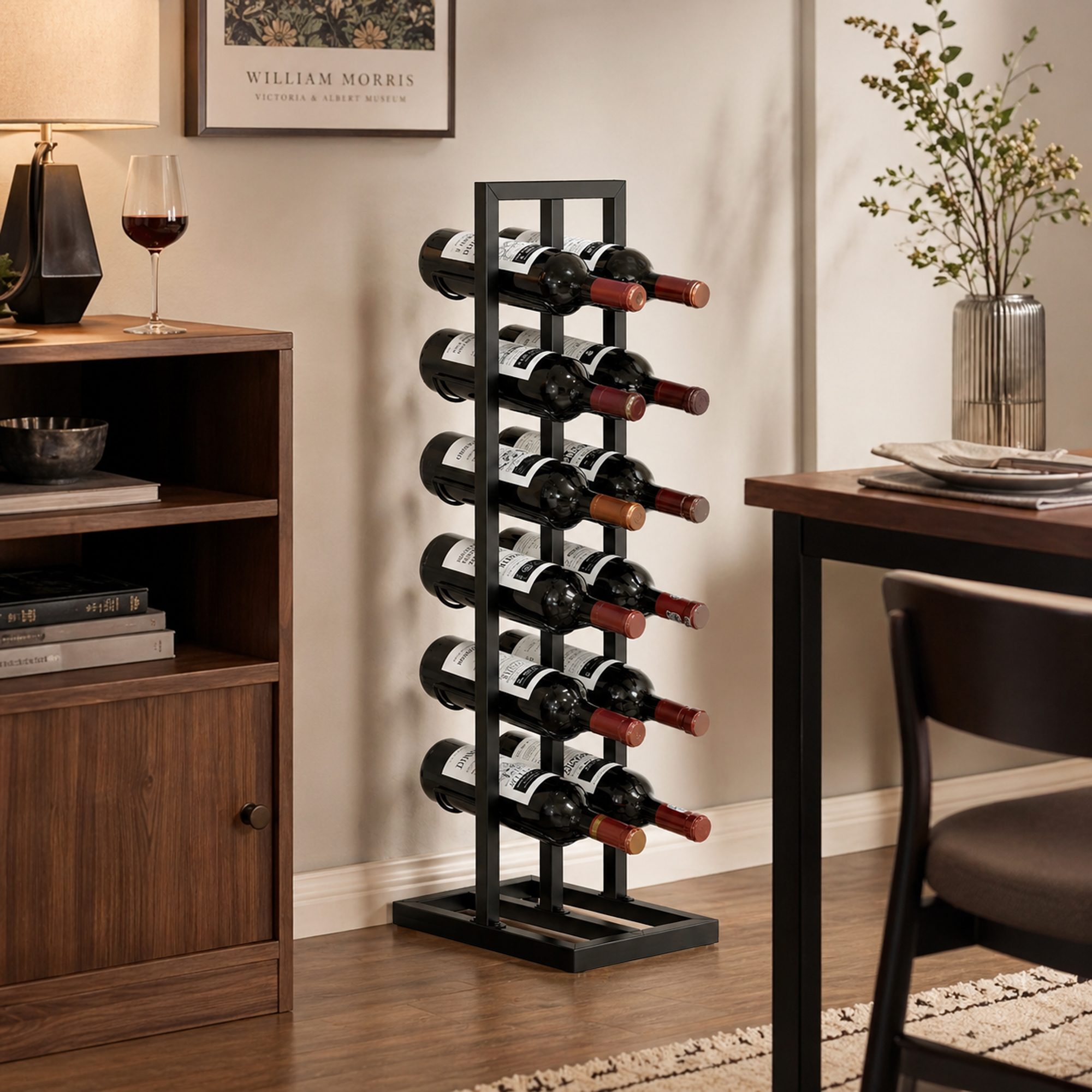 Una rastrelliera per vino nera da 12 bottiglie si trova accanto a un mobile in legno con libri.