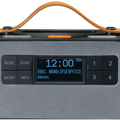 Una radio portatile con display digitale che mostra le 12:00 e BBC World Service News.