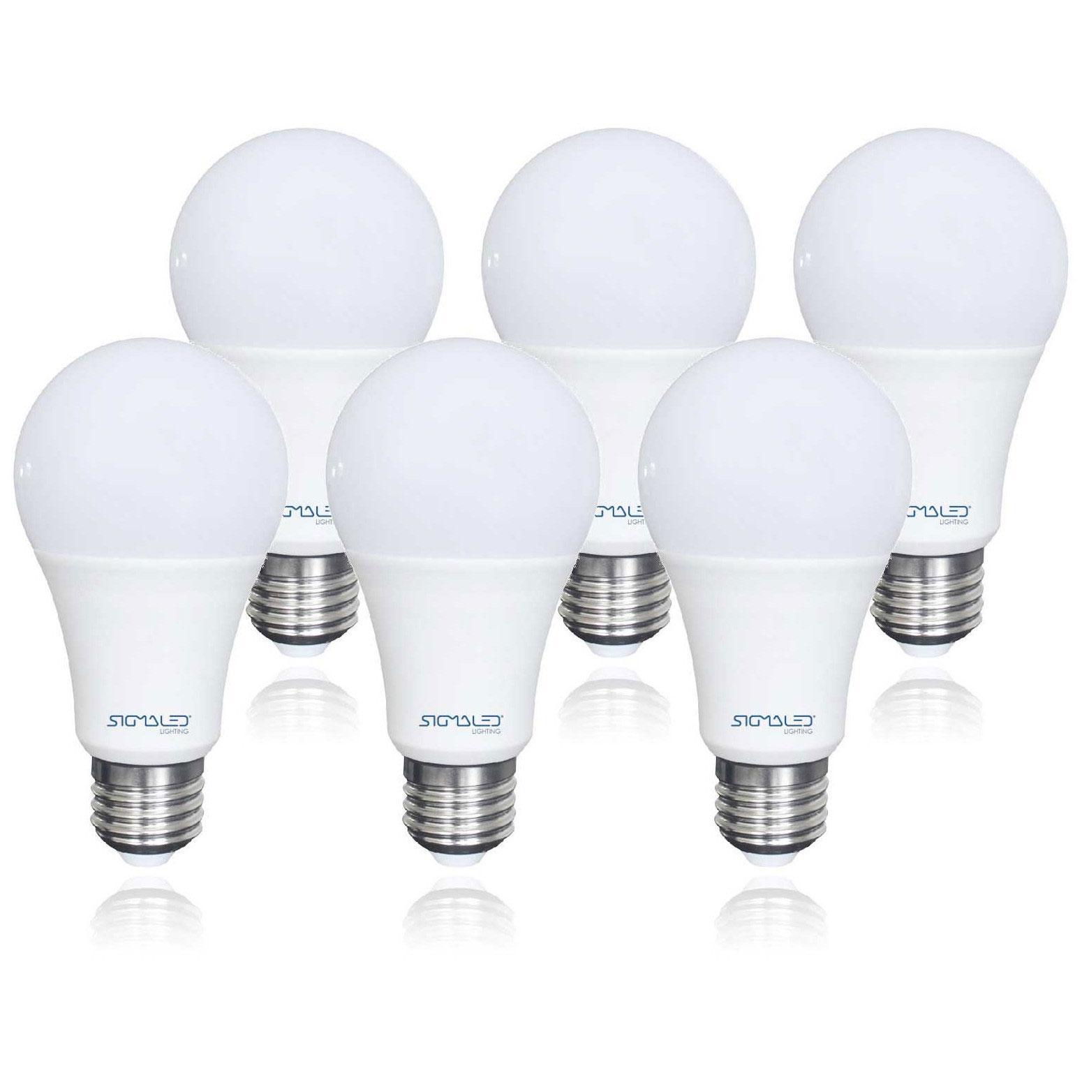 Sei lampadine a LED bianche con basi filettate argentate su sfondo bianco.