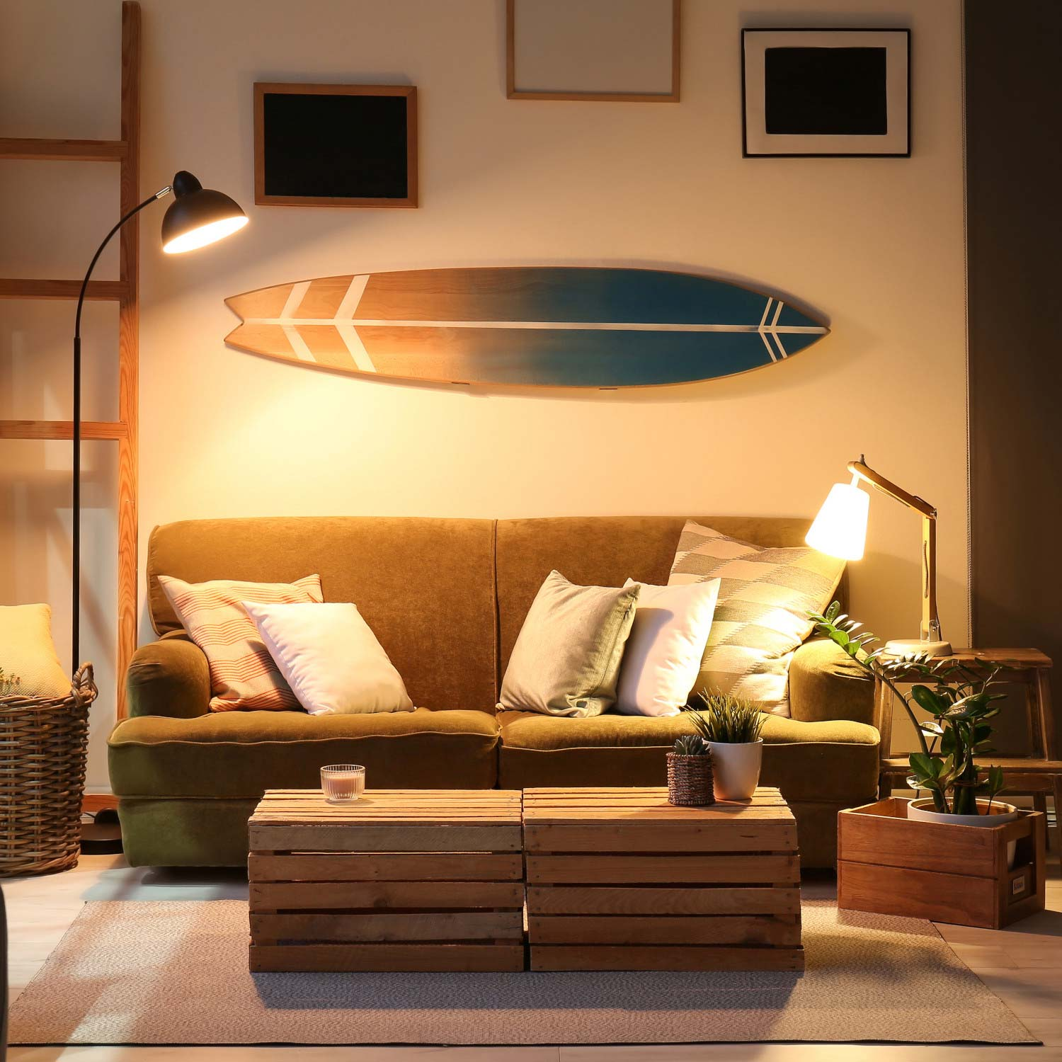 Un soggiorno con divano, tavolino, lampada e una tavola da surf sul muro.
