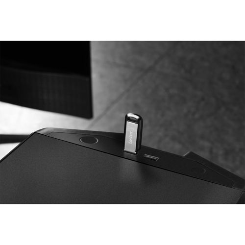 Un'unità USB Lexar argentata è inserita in un dispositivo nero.