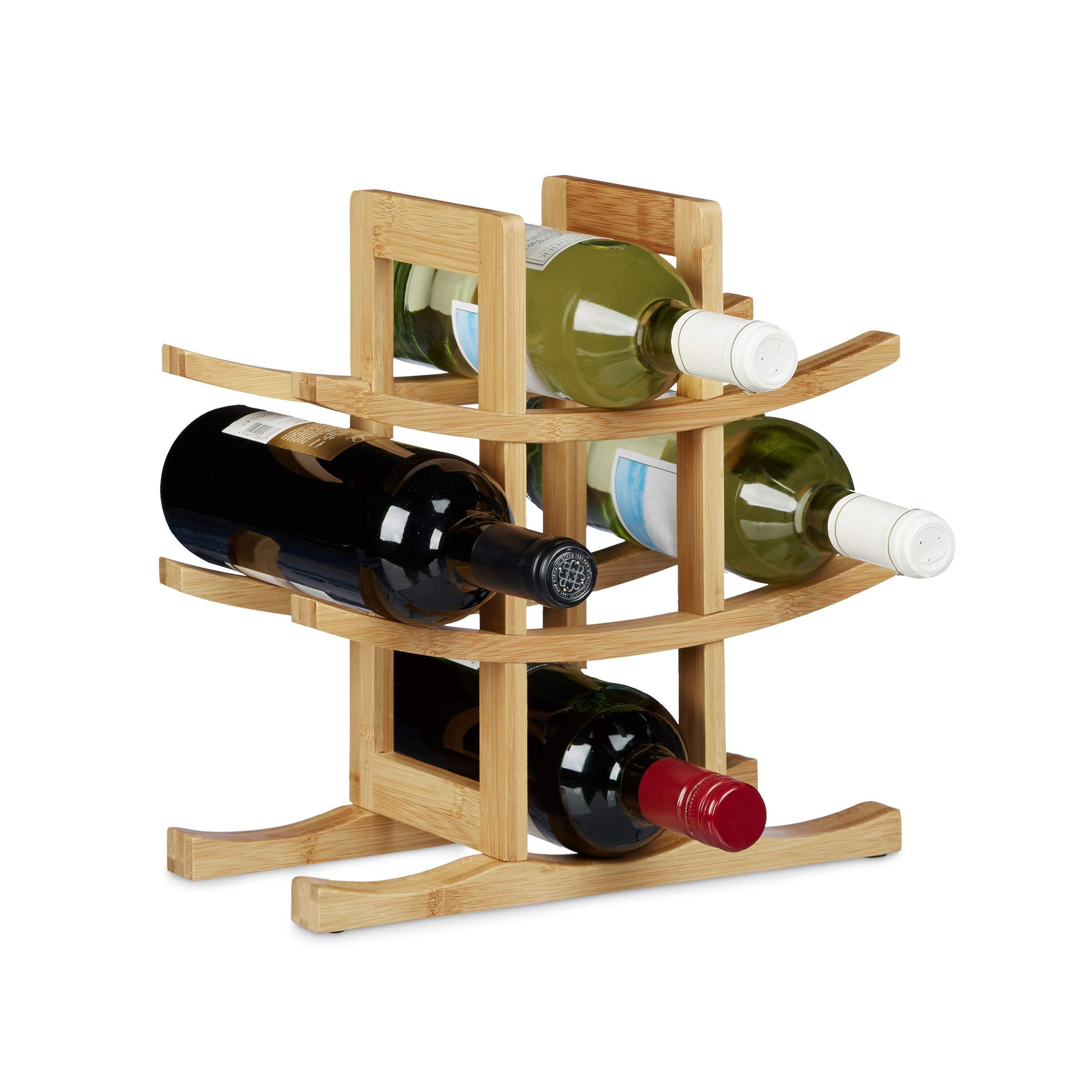 Una rastrelliera per vino in legno con quattro bottiglie: due rosse, due verdi.