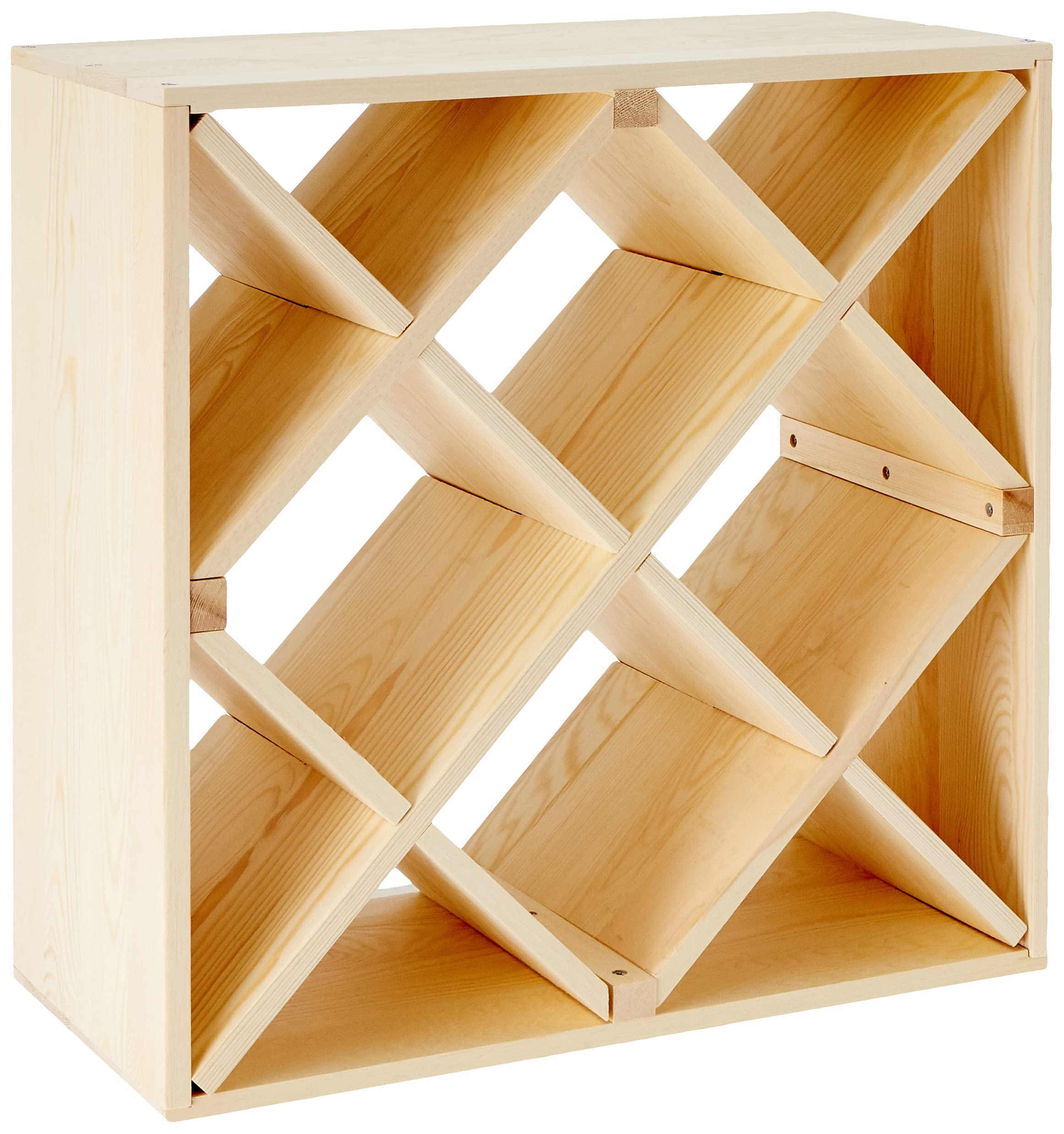 Una rastrelliera per vino in legno grezzo con scomparti diagonali su sfondo bianco.