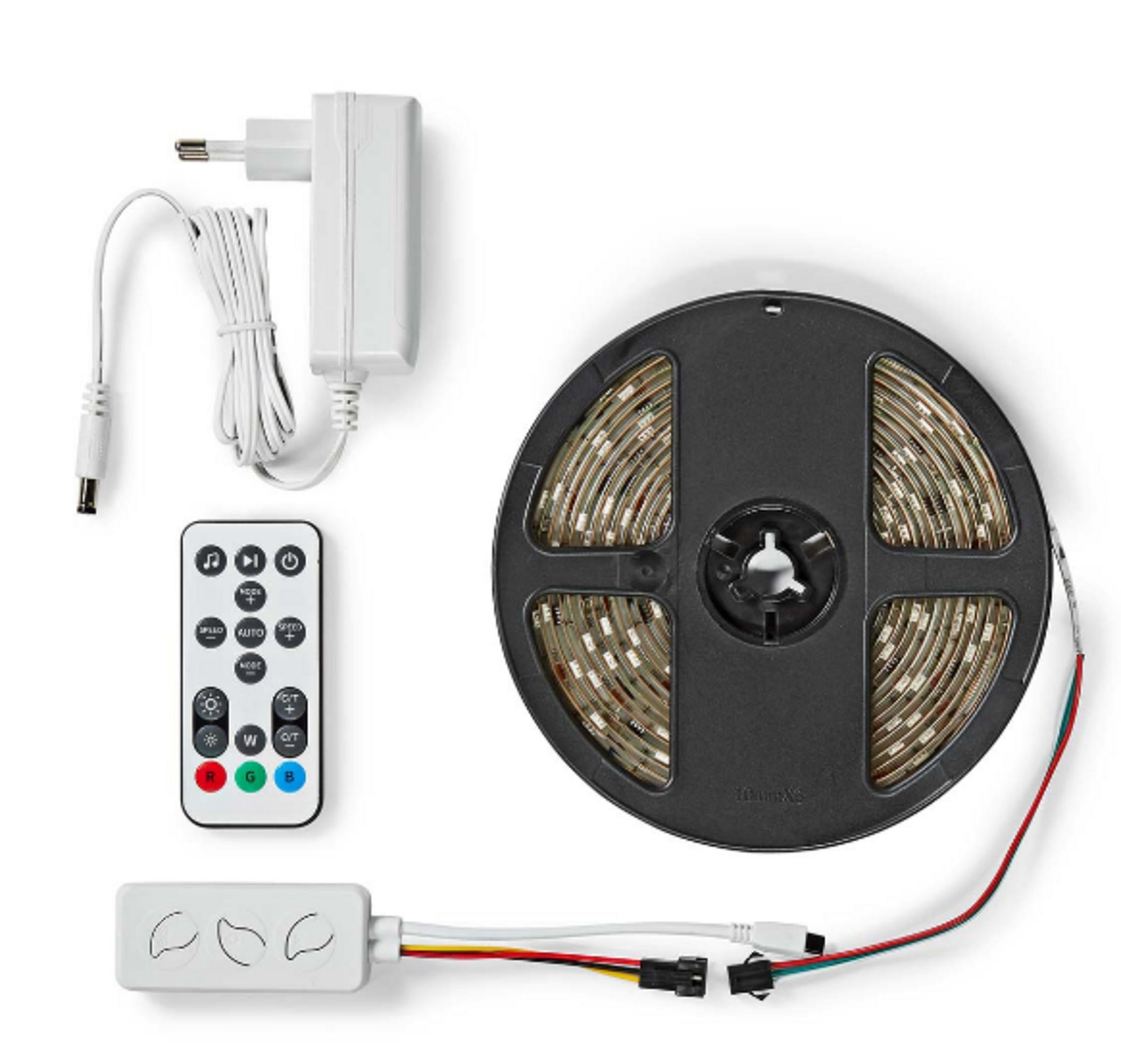 LED-Streifen, Fernbedienung, Netzteil und Controller auf weißem Hintergrund.