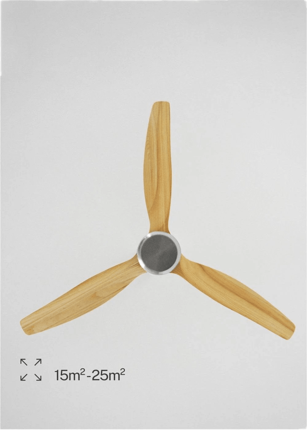 Un ventilador de techo con tres aspas de madera y un centro metálico.