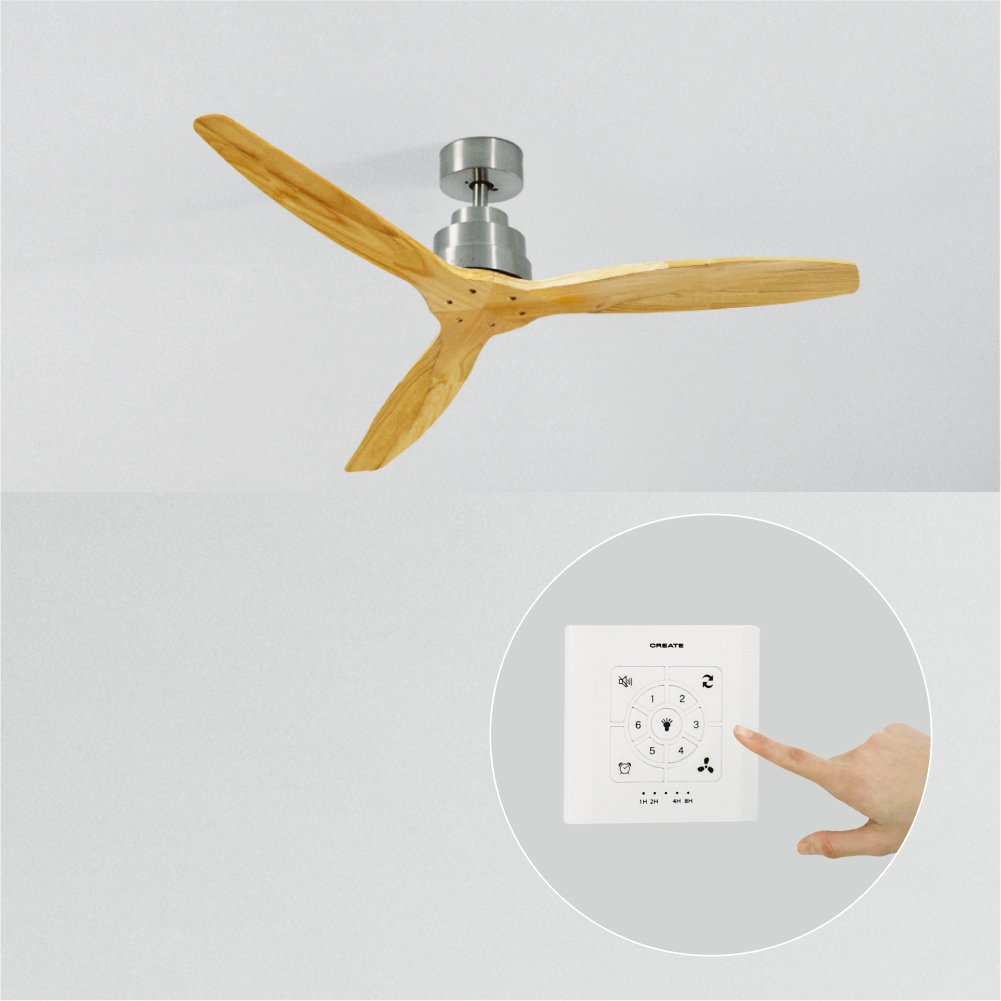 Un ventilador de techo de madera con detalles metálicos y mando a distancia en pared blanca.