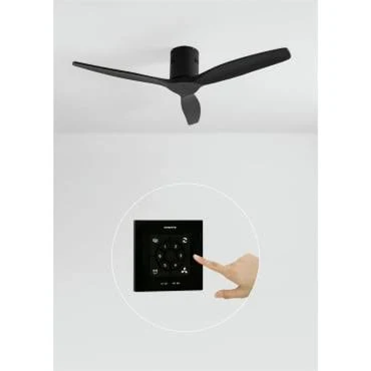 Ventilador de techo negro de tres aspas sobre un panel de control de pared negro.