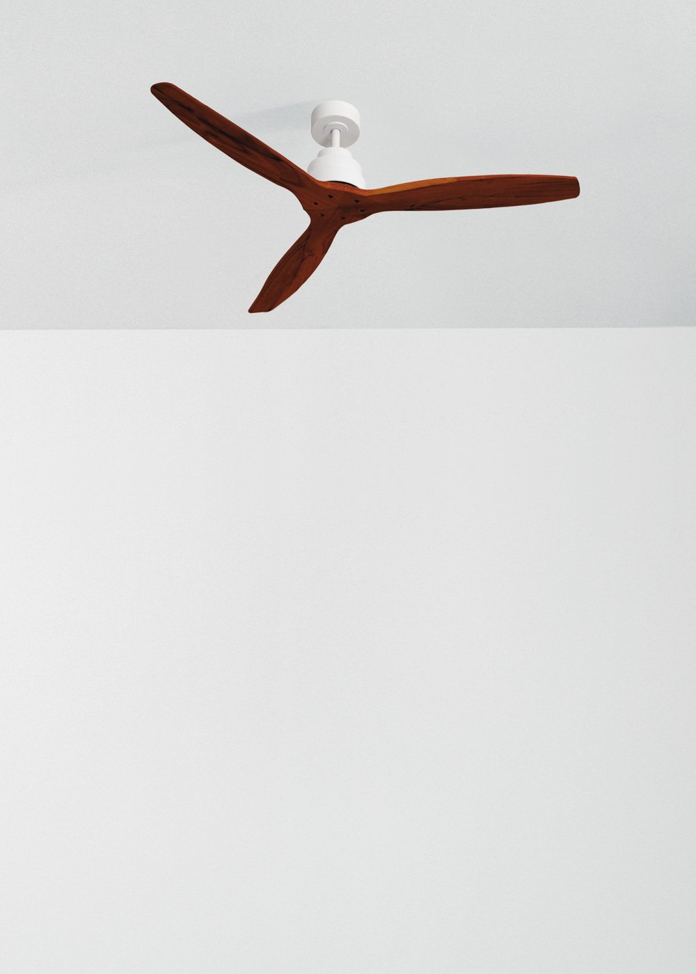 Ventilador de techo con tres aspas de madera y centro blanco montado en techo blanco.