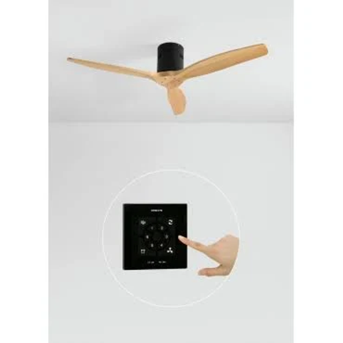 Un ventilador de techo de madera de tres aspas y un panel de control negro.