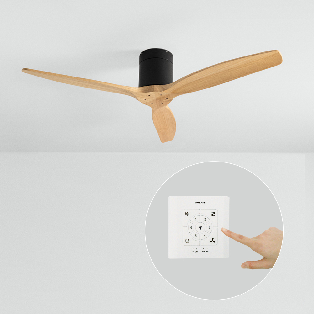 Un ventilador de techo con tres aspas de madera y un mando a distancia.