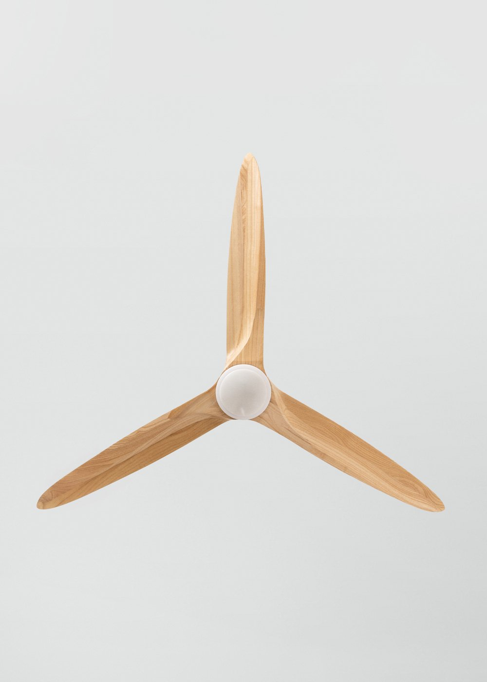 Un ventilador de techo con tres aspas de madera y un centro blanco.