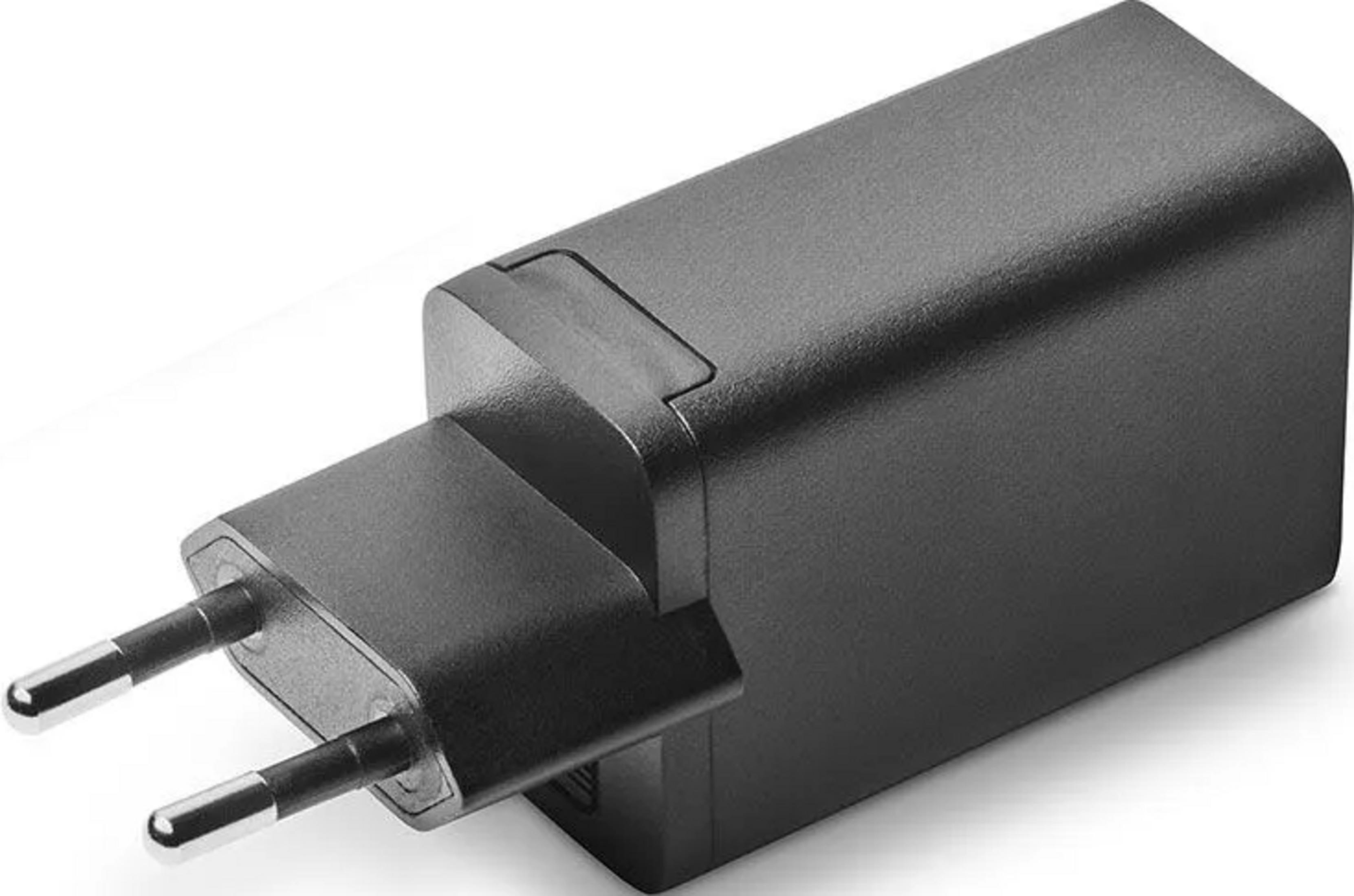Ein schwarzer Reiseadapter mit zwei runden Metallstiften.