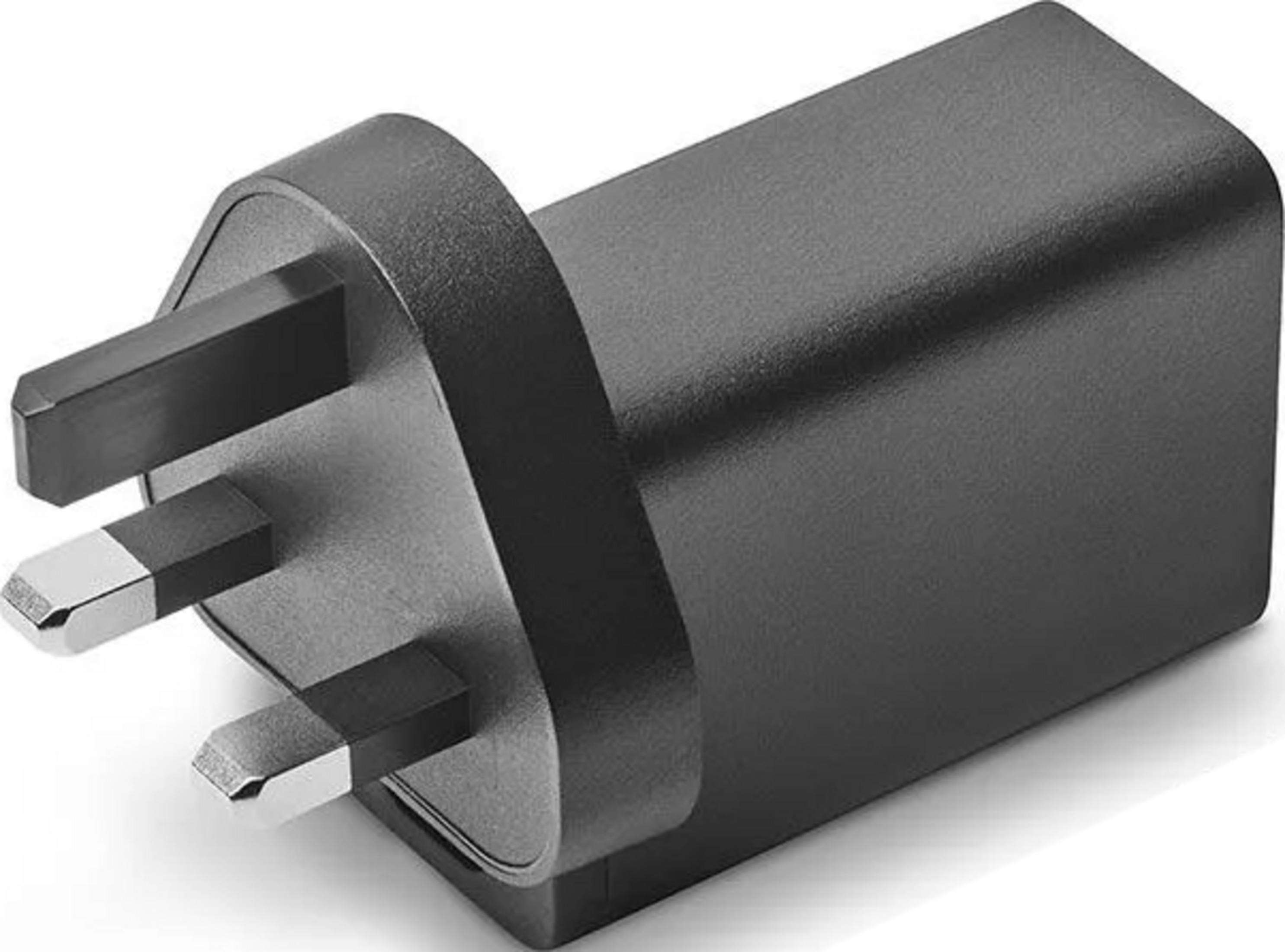 Ein schwarzer Netzstecker mit drei silbernen Stiften auf weißem Hintergrund.