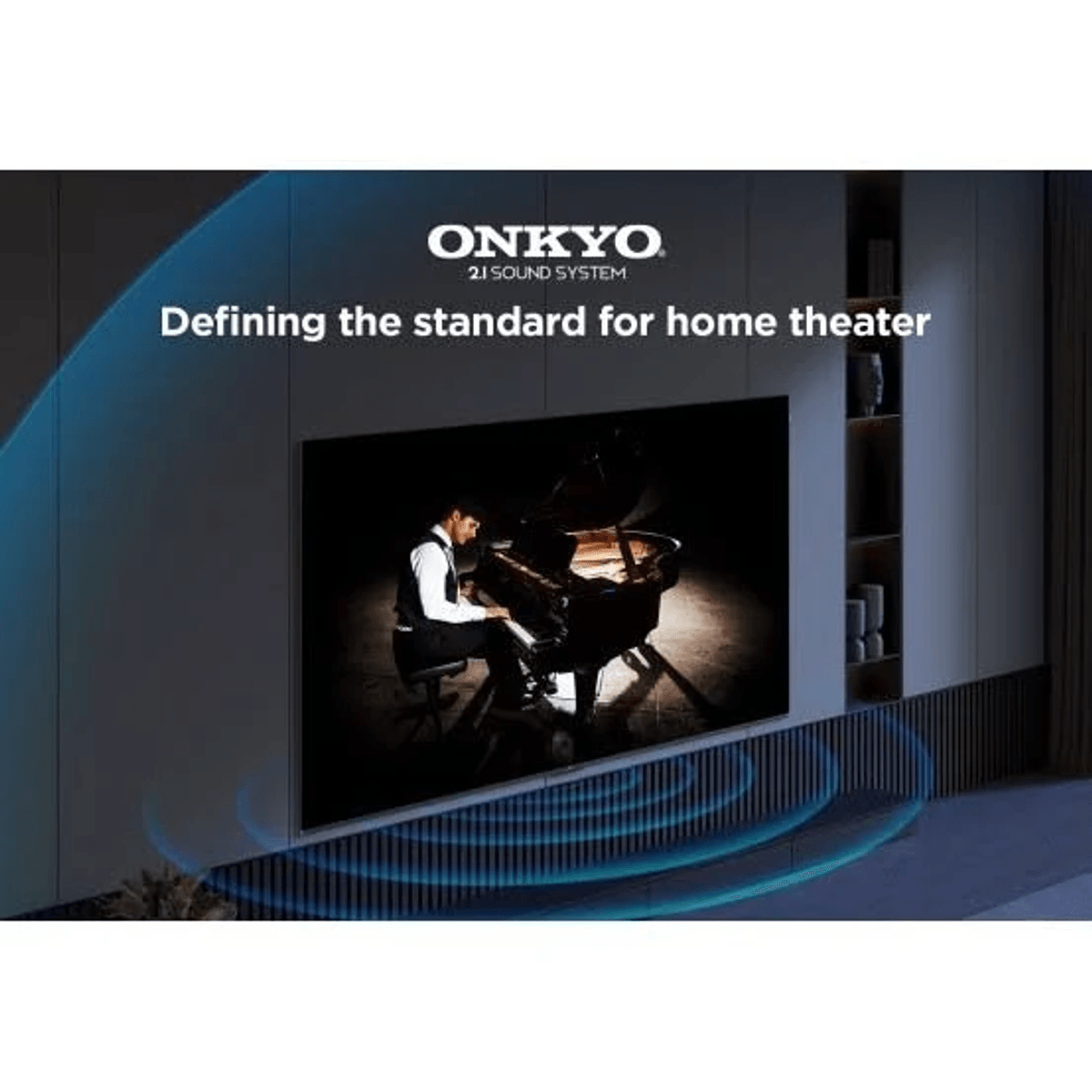 Un homme joue du piano devant un logo Onkyo et un écran de télévision.