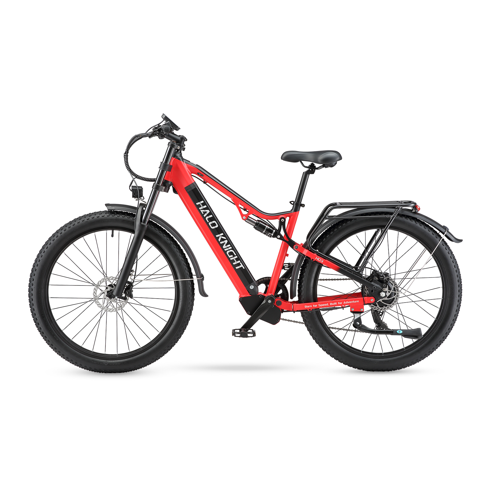 Una bicicleta eléctrica roja con llantas anchas, suspensión y portaequipajes trasero sobre fondo blanco.