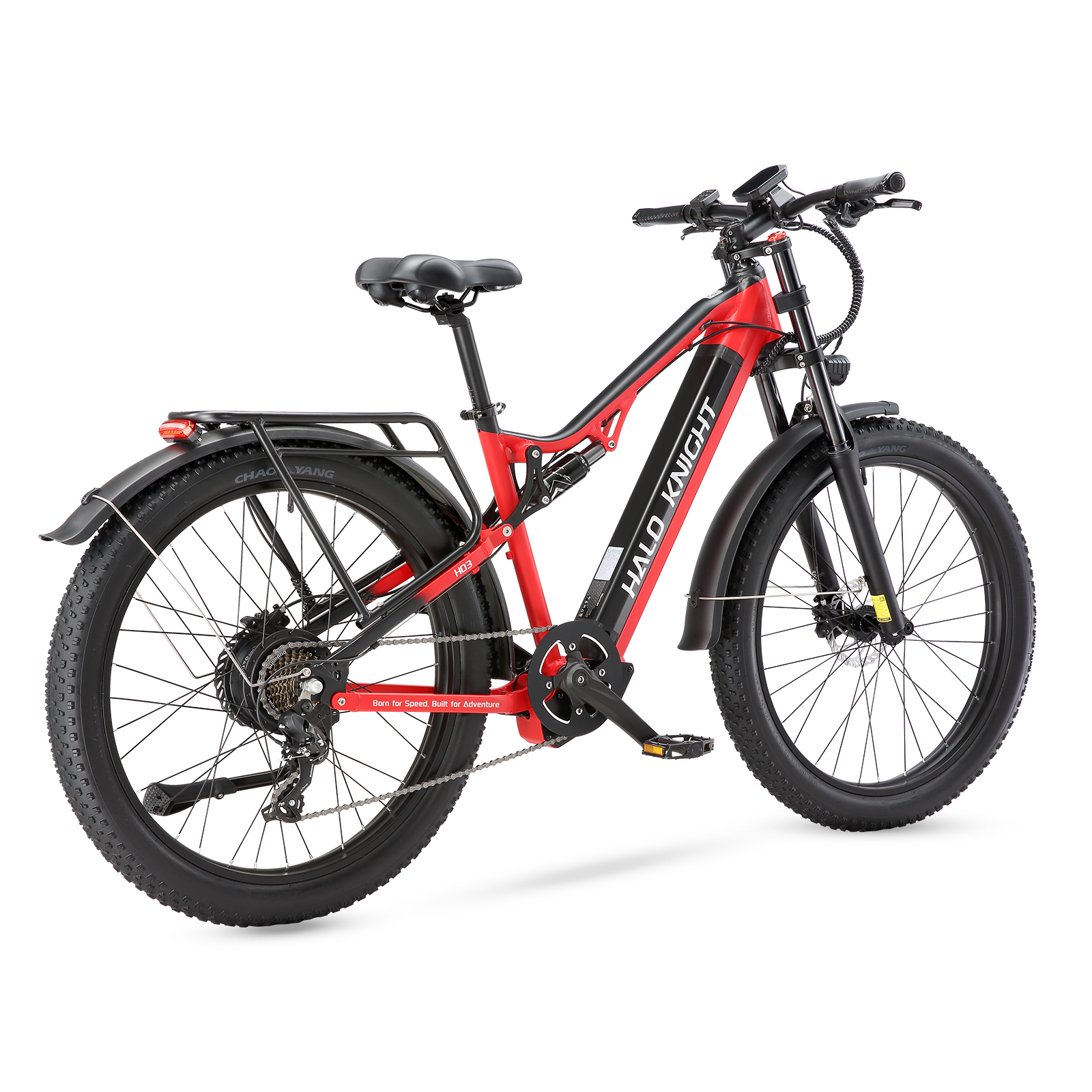 Una bicicleta eléctrica roja y negra con neumáticos anchos, suspensión y portaequipajes.