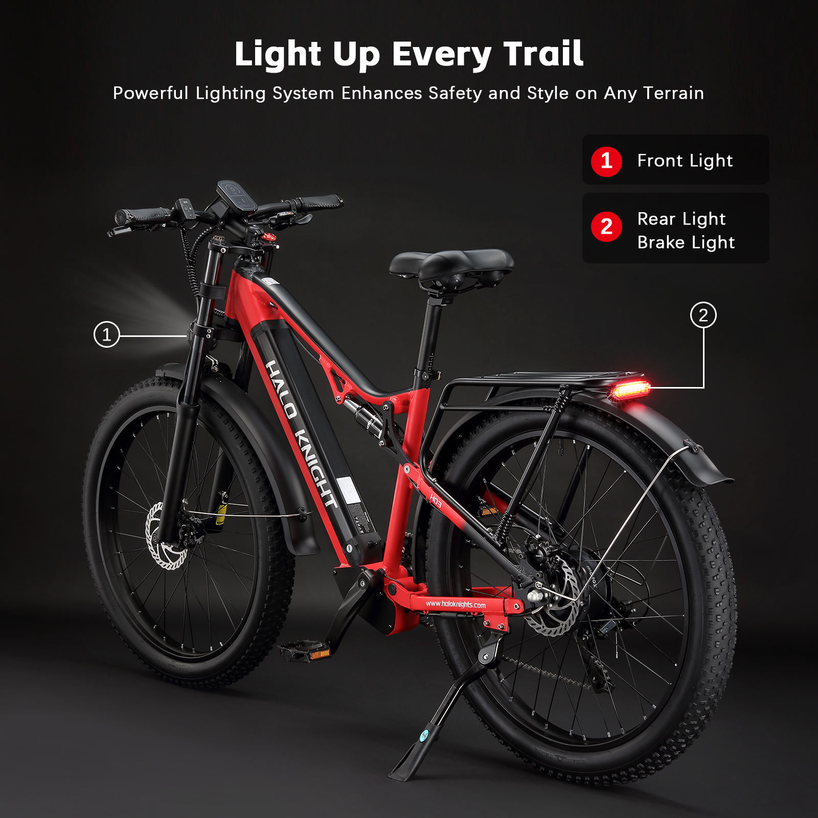 Una e-bike roja con neumáticos anchos y portaequipajes. Luces delantera y trasera.