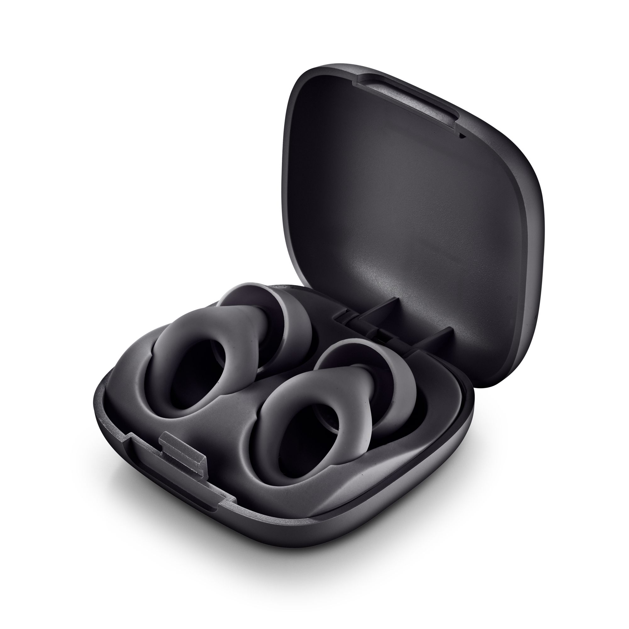 Auriculares gris oscuro en su estuche de carga abierto sobre fondo blanco.