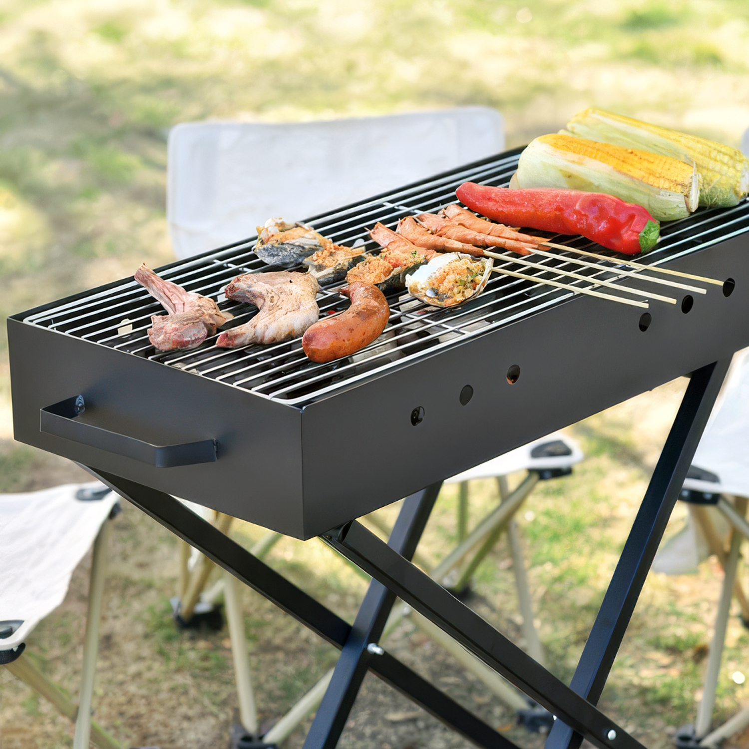 Una parrilla con varios alimentos como carne, mariscos, maíz y pimientos cocinándose.