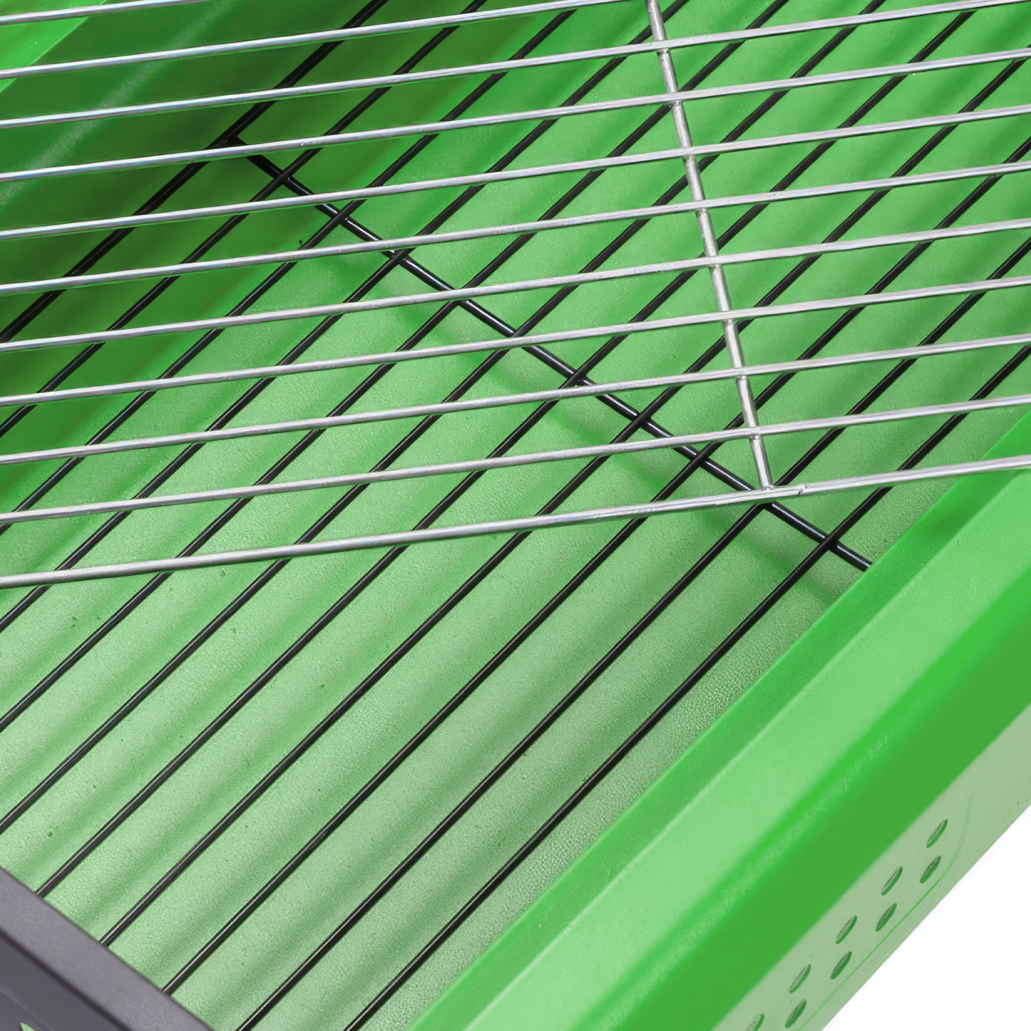 Rejilla de metal para parrilla sobre una superficie verde acanalada.