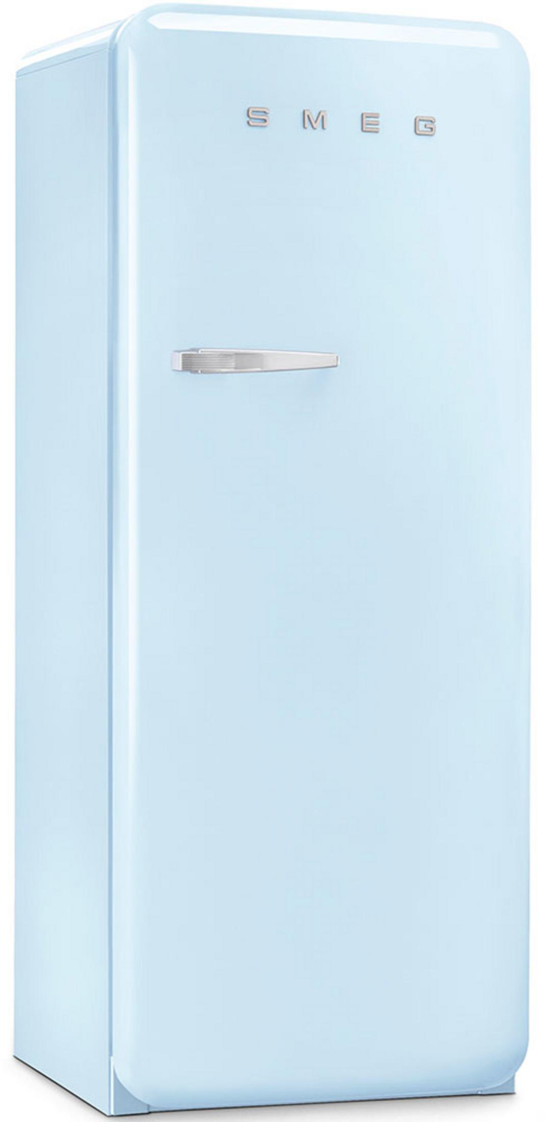 Un refrigerador Smeg azul claro con asa y logo plateados.