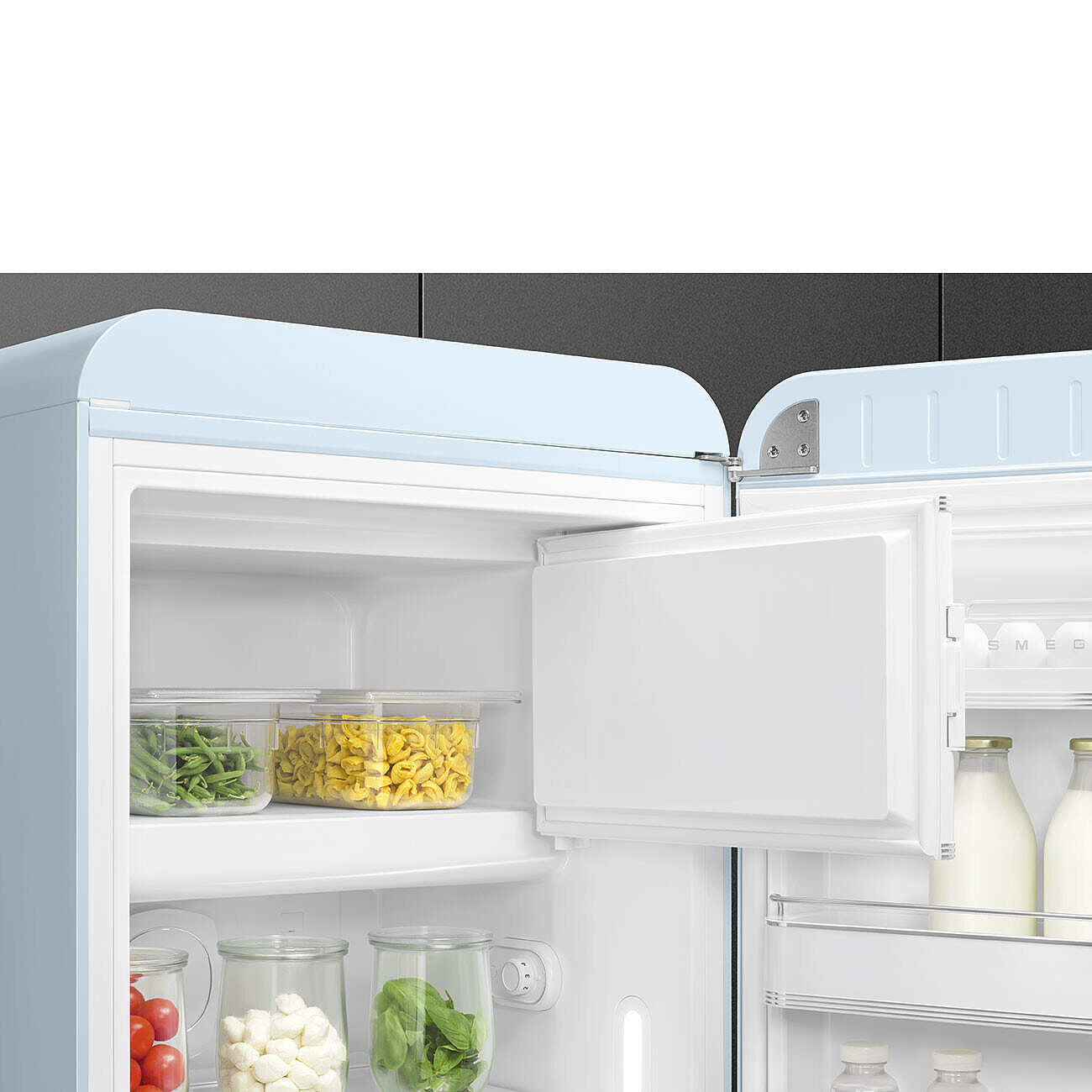 Refrigerador azul claro con puertas abiertas, lleno de alimentos.