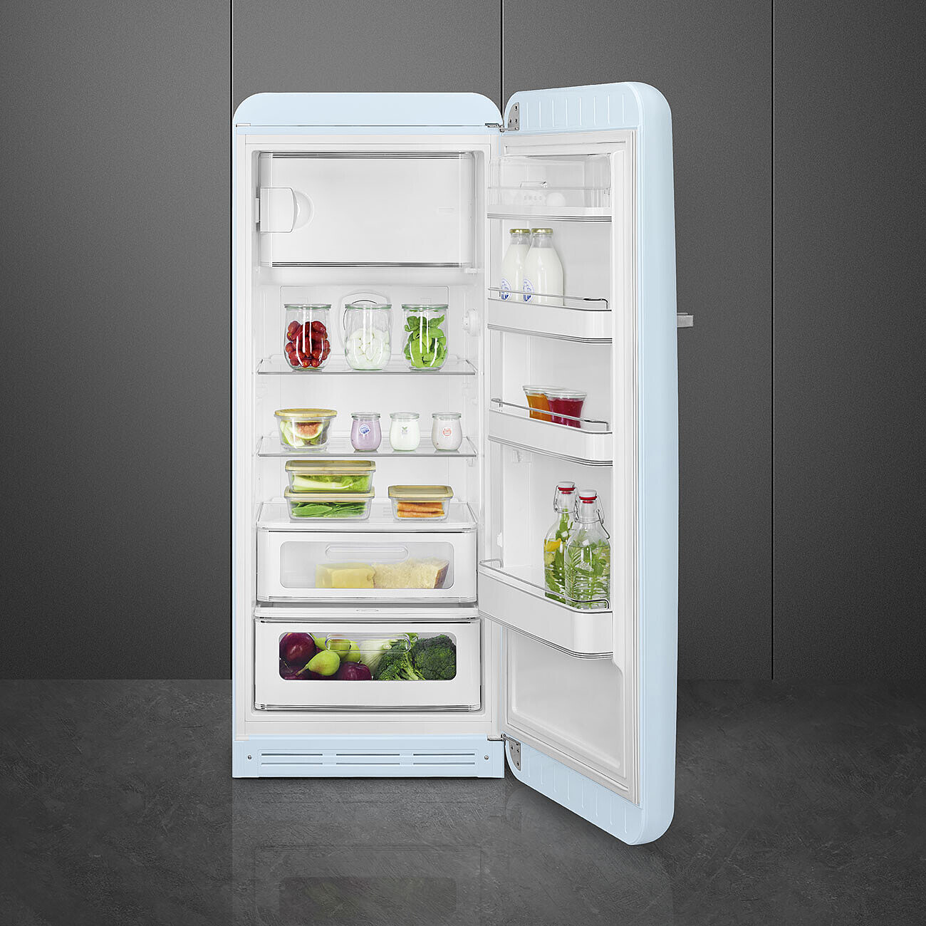 Un refrigerador azul claro con la puerta abierta, lleno de alimentos y recipientes.