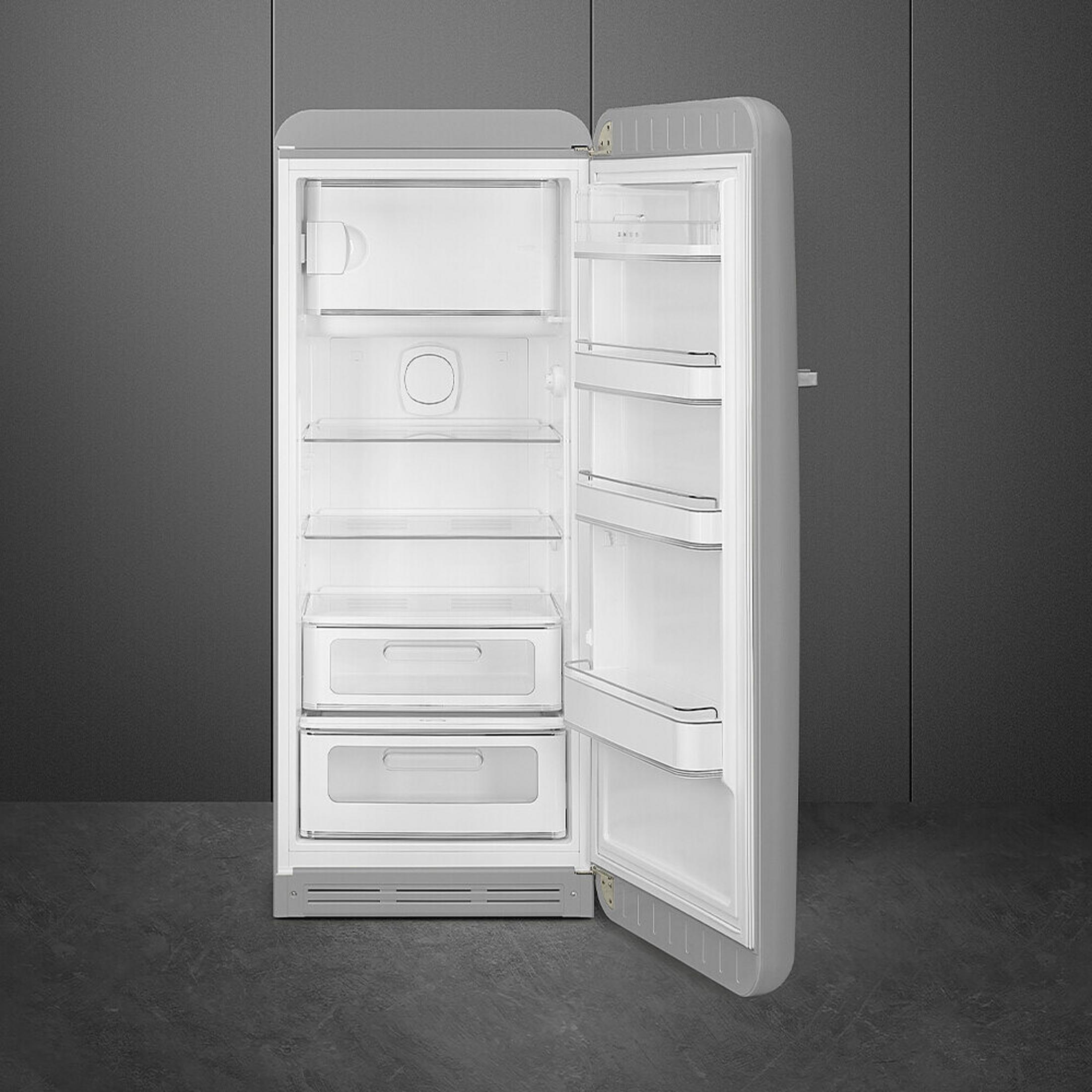 Un refrigerador blanco abierto y vacío con múltiples estantes y cajones.