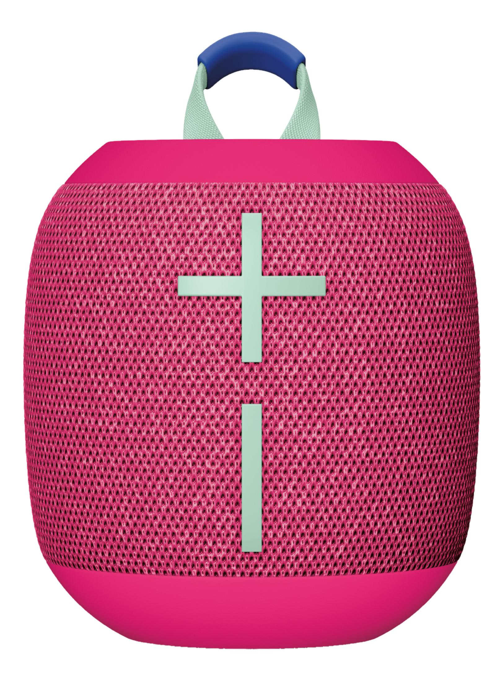 Un altavoz portátil rosa con asa azul y botones verde claro.