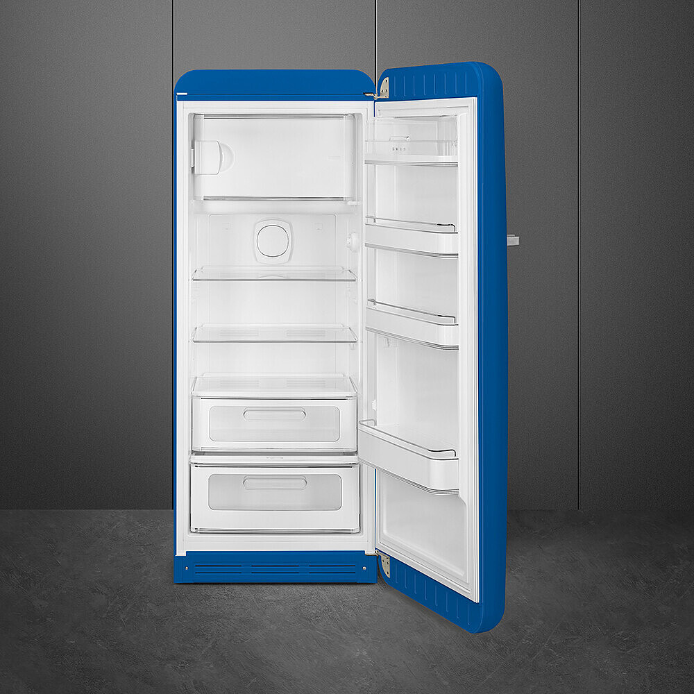 Un refrigerador azul con la puerta abierta, vacío, mostrando estantes y cajones.
