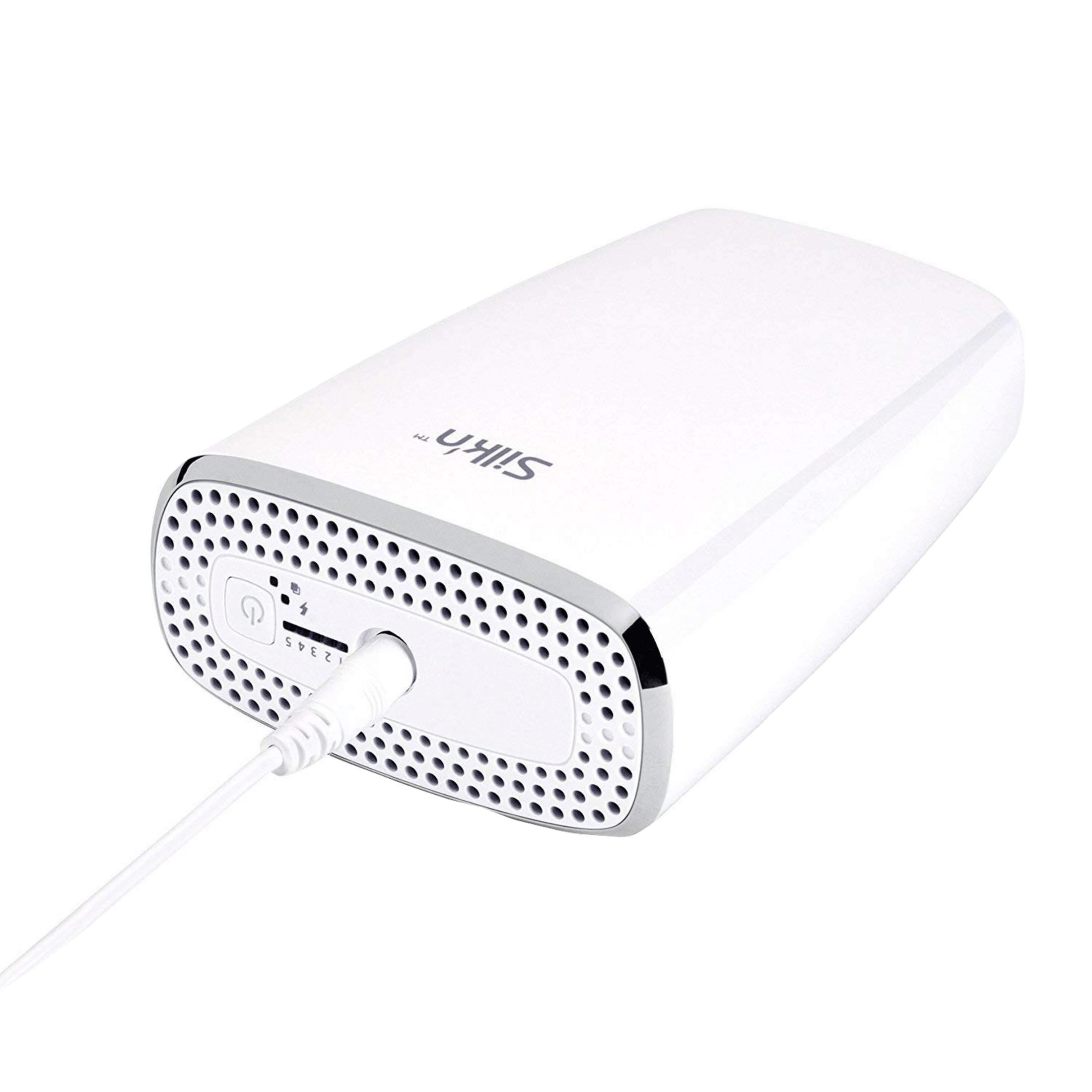 Dispositivo blanco con borde plateado, botón de encendido y cable de carga.